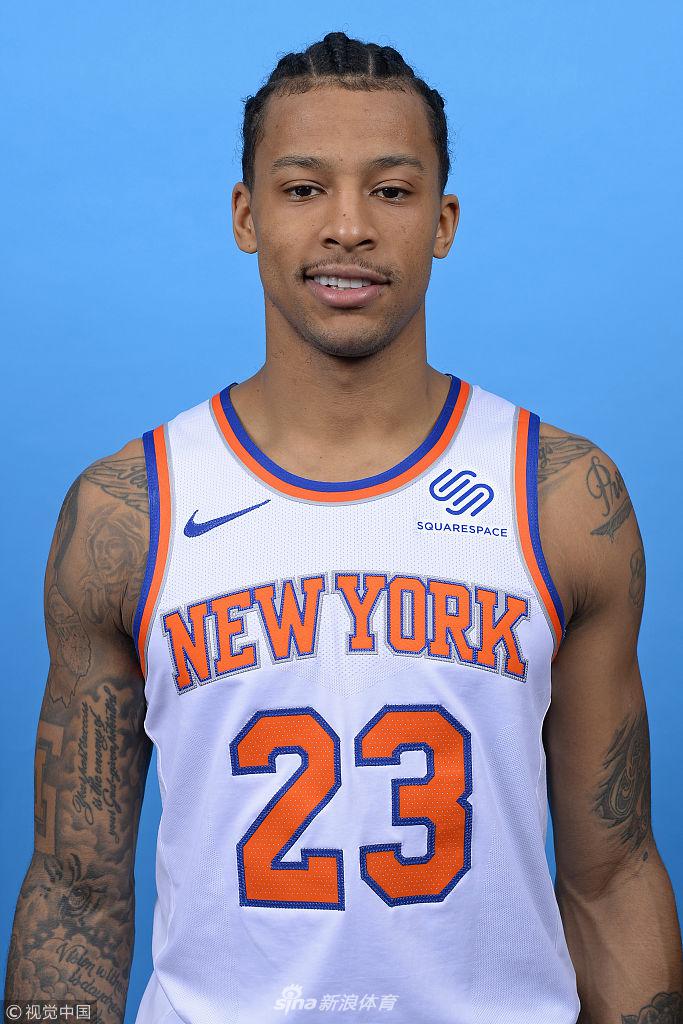 伺机偷袭 伺机偷袭